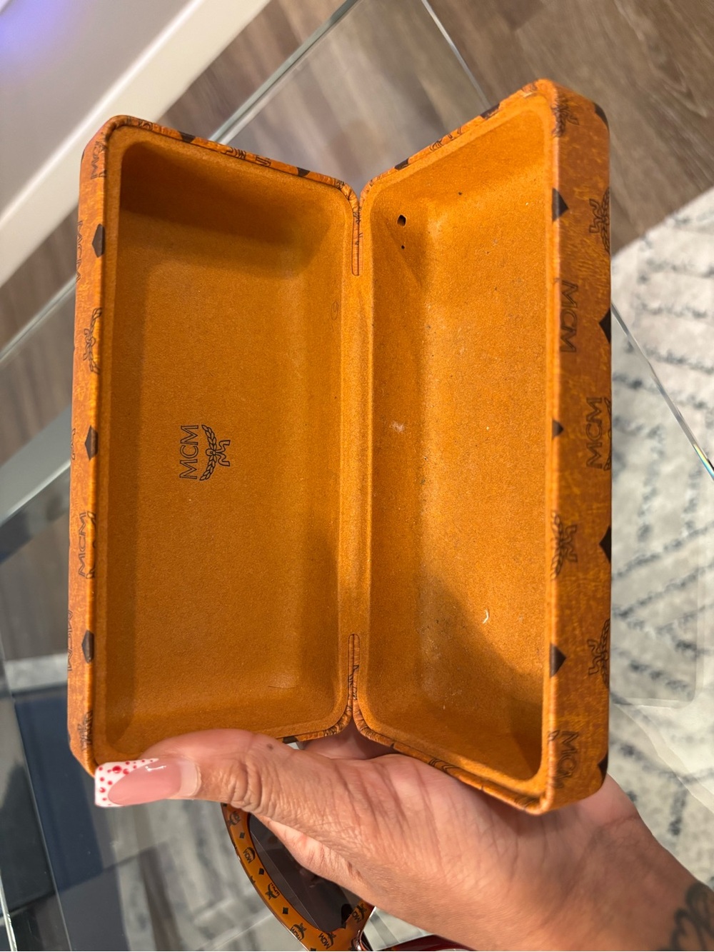 Two-Tone MCM glasses with case included - Picture 8 of 8